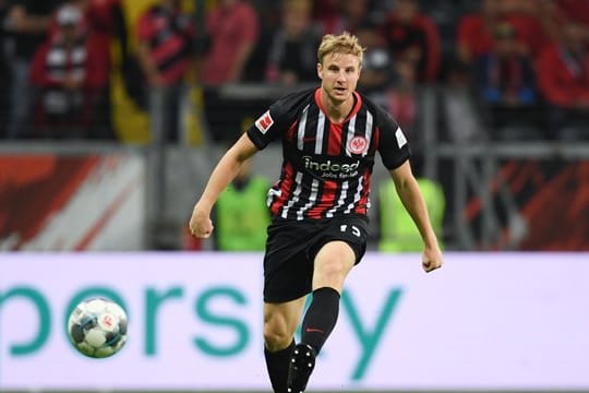 Eintracht Frankfurts Martin Hinteregger hatte im Spiel gegen 1899 Hoffenheim einen Wadenkrampf.