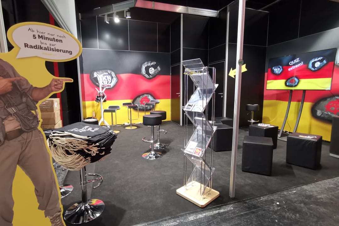 "5 Minuten bis zur Radikalisierung": Der Stand des Verfassungsschutzes NRW auf der Gamescom will aufklären über Strategien von Extremisten.