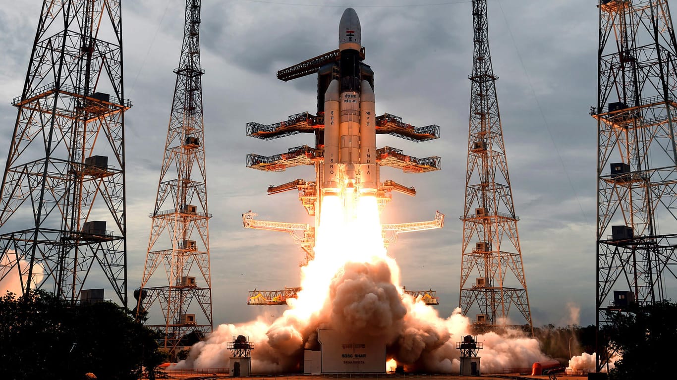 Eine Trägerrakete vom Typ GSLV Mark-III startet mit der unbemannten Sonde «Chandrayaan-2»: Nun ist die Raumsonde in die Mondumlaufbahn eingeschwenkt.