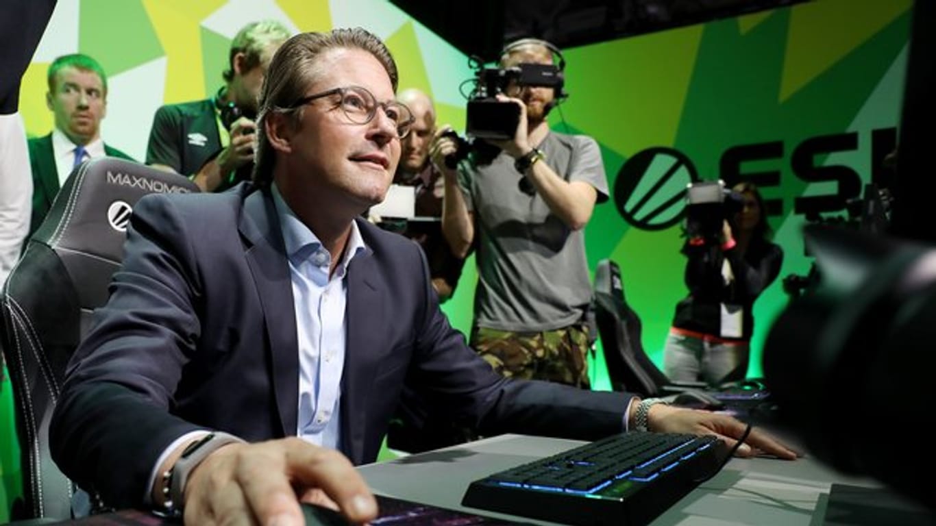 Andreas Scheuer, Bundesminister für Verkehr und digitale Infrastruktur, sitzt auf der Gamescom an einem Computerspiel.