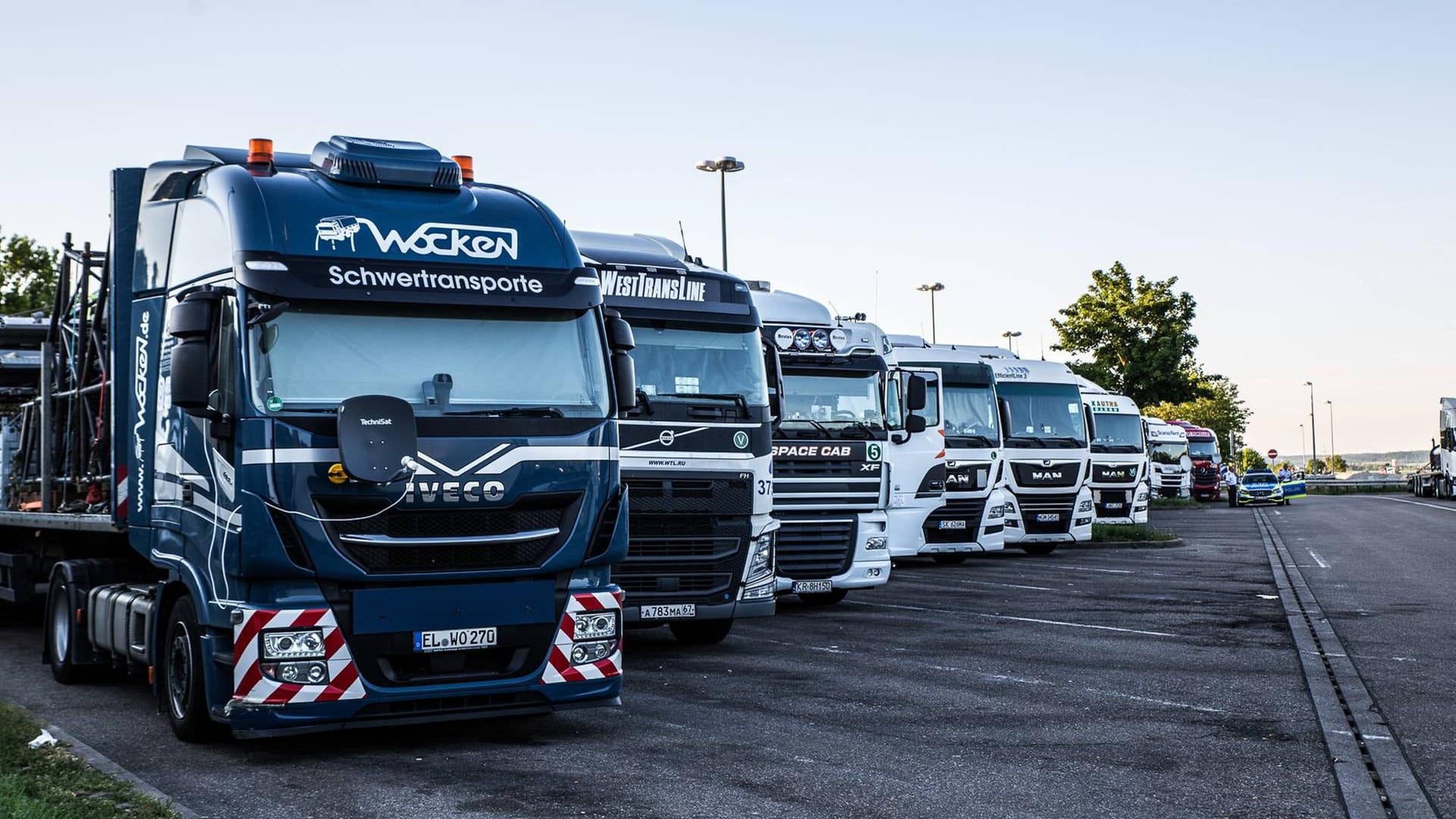 Lkw auf einem Parkplatz (Symbolbild): In Karlsruhe wurde am Sonntag auf die Windschutzscheibe eines geparkten Lkws geschossen.