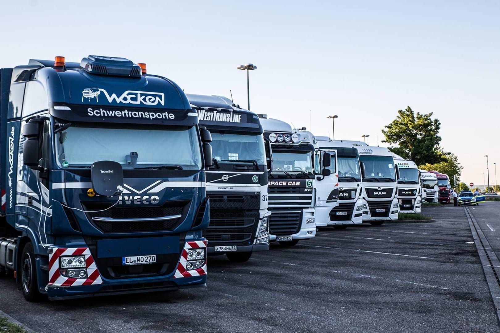 Lkw auf einem Parkplatz (Symbolbild): In Karlsruhe wurde am Sonntag auf die Windschutzscheibe eines geparkten Lkws geschossen.