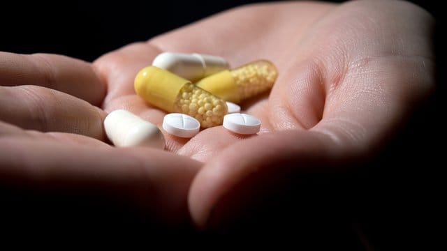 Wer magensaftresistente Medikamente einnimmt, sollte auf ausreichend lange Pausen zwischen den Mahlzeiten achten.