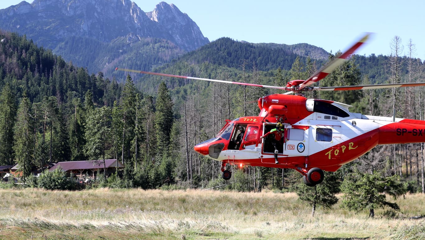 Die Rettungskräfte der Tatra Bergwacht landen im Hubschrauber
