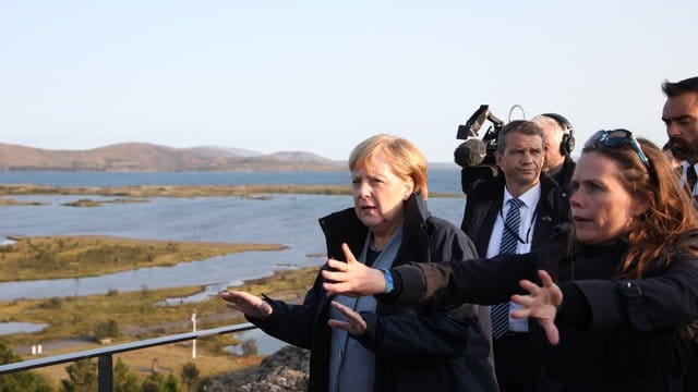 Noch einmal in der Rolle der "Klimakanzlerin"? Angela Merkel im Thingvellir-Nationalpark mit der isländischen Ministerpräsidentin Katrín Jakobsdóttir (r. Noch einmal in der Rolle der "Klimakanzlerin"? Angela Merkel im Thingvellir-Nationalpark mit der isländischen Ministerpräsidentin Katrín Jakobsdóttir (r.