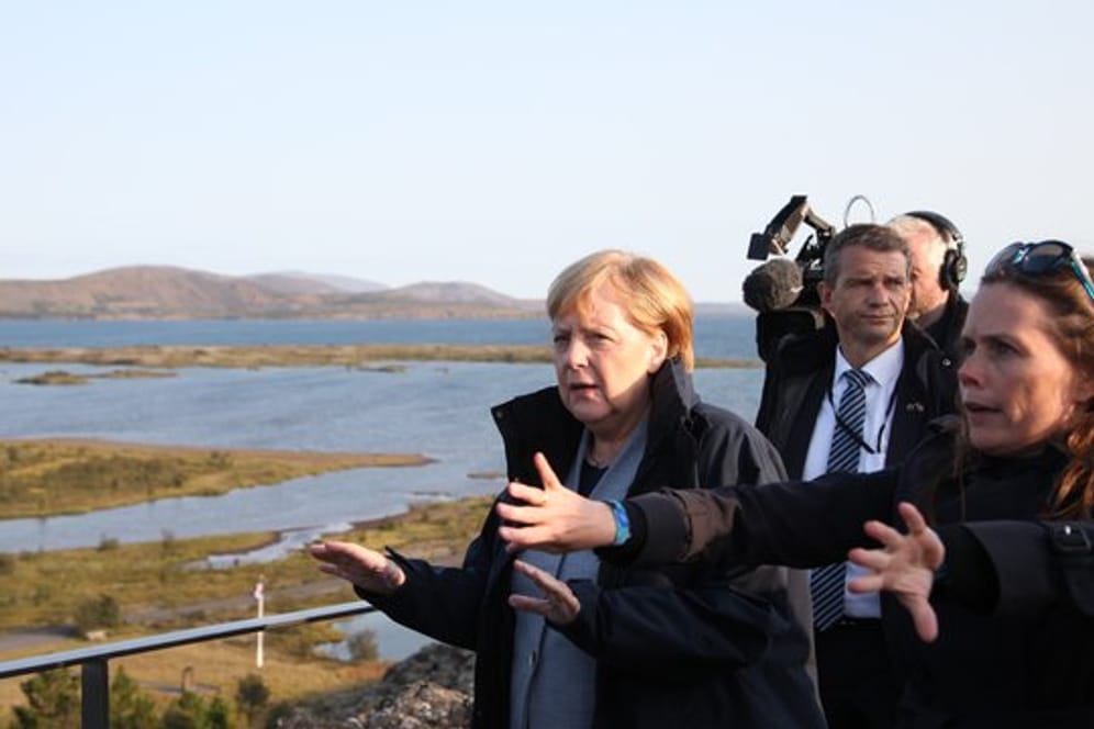 Noch einmal in der Rolle der "Klimakanzlerin"? Angela Merkel im Thingvellir-Nationalpark mit der isländischen Ministerpräsidentin Katrín Jakobsdóttir (r.