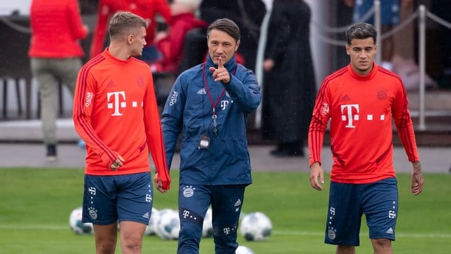 Bayern-Coach Niko Kovac mit Philippe Coutinho (r) und Michael Cuisance (l). Bayern-Coach Niko Kovac mit Philippe Coutinho (r) und Michael Cuisance (l).