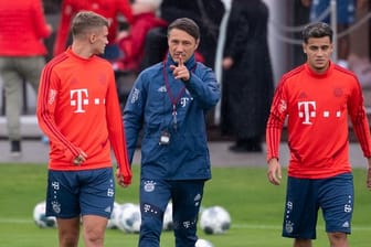Bayern-Coach Niko Kovac mit Philippe Coutinho (r) und Michael Cuisance (l).