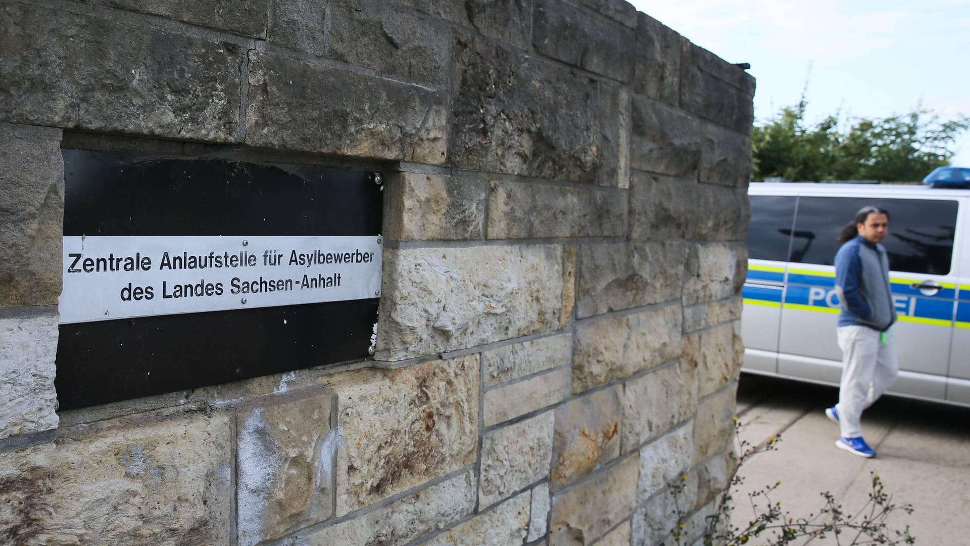 Etwas unter 1.000 Menschen leben in der Zentralen Anlaufstelle für Asylbewerber (ZASt) in Halberstadt. Rund um die Uhr sind dort zehn Wachleute im Einsatz.