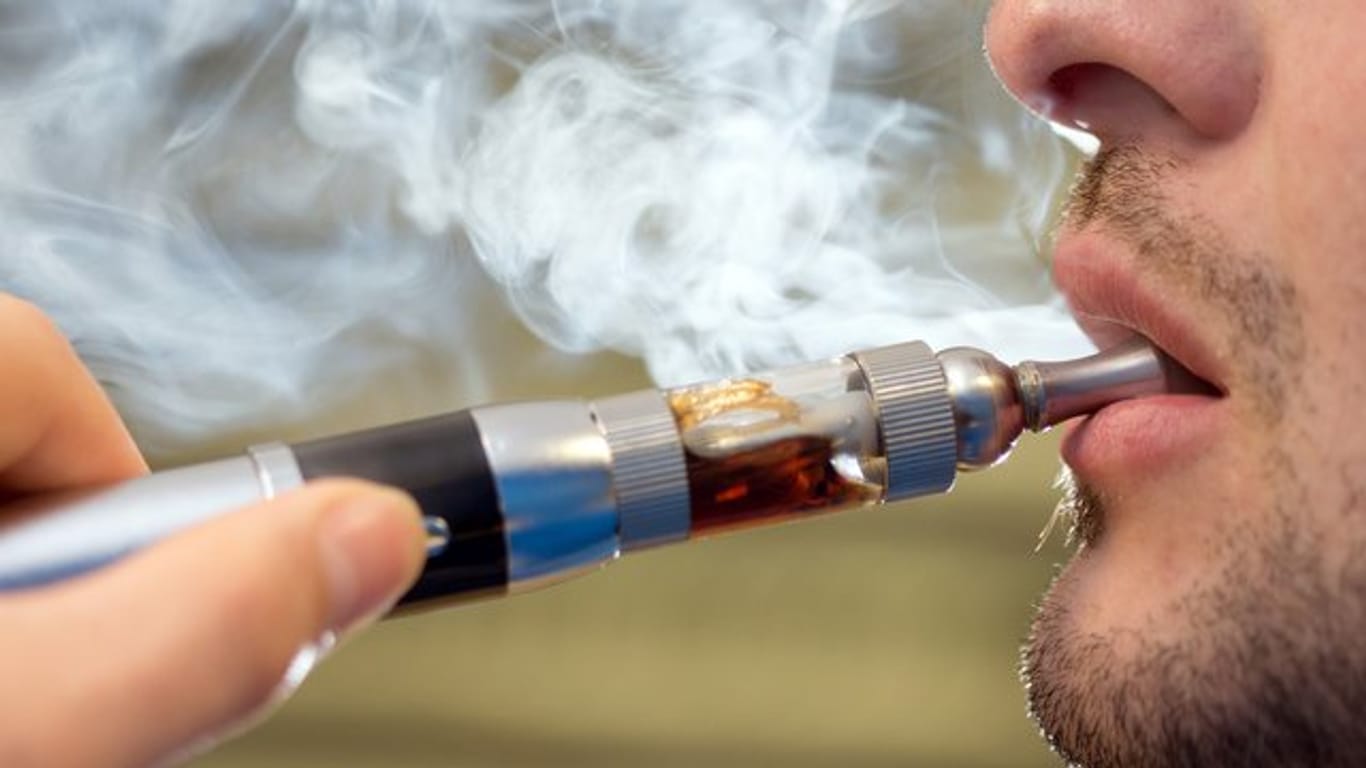 US-Behörden prüfen bei fast 100 jungen Menschen mit schweren Lungenproblemen einen Zusammenhang mit dem Konsum von E-Zigaretten.