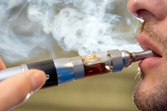 US-Behörden prüfen bei fast 100 jungen Menschen mit schweren Lungenproblemen einen Zusammenhang mit dem Konsum von E-Zigaretten.