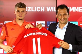 Bayern Münchens Sportdirektor Hasan Salihamidzic präsentiert Neuzugang Michaël Cuisance.