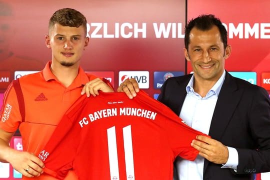 Bayern Münchens Sportdirektor Hasan Salihamidzic präsentiert Neuzugang Michaël Cuisance.