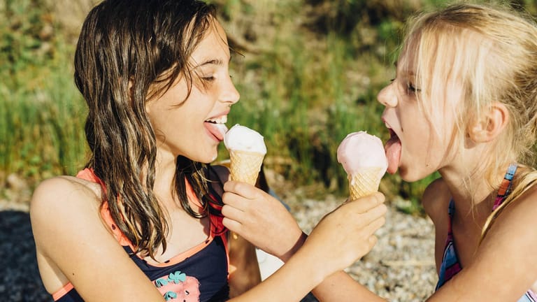 Zwei Mädchen essen Eis: In Köln belohnen Eisdielen junge Klimaschützer bald mit Gratis-Eis.