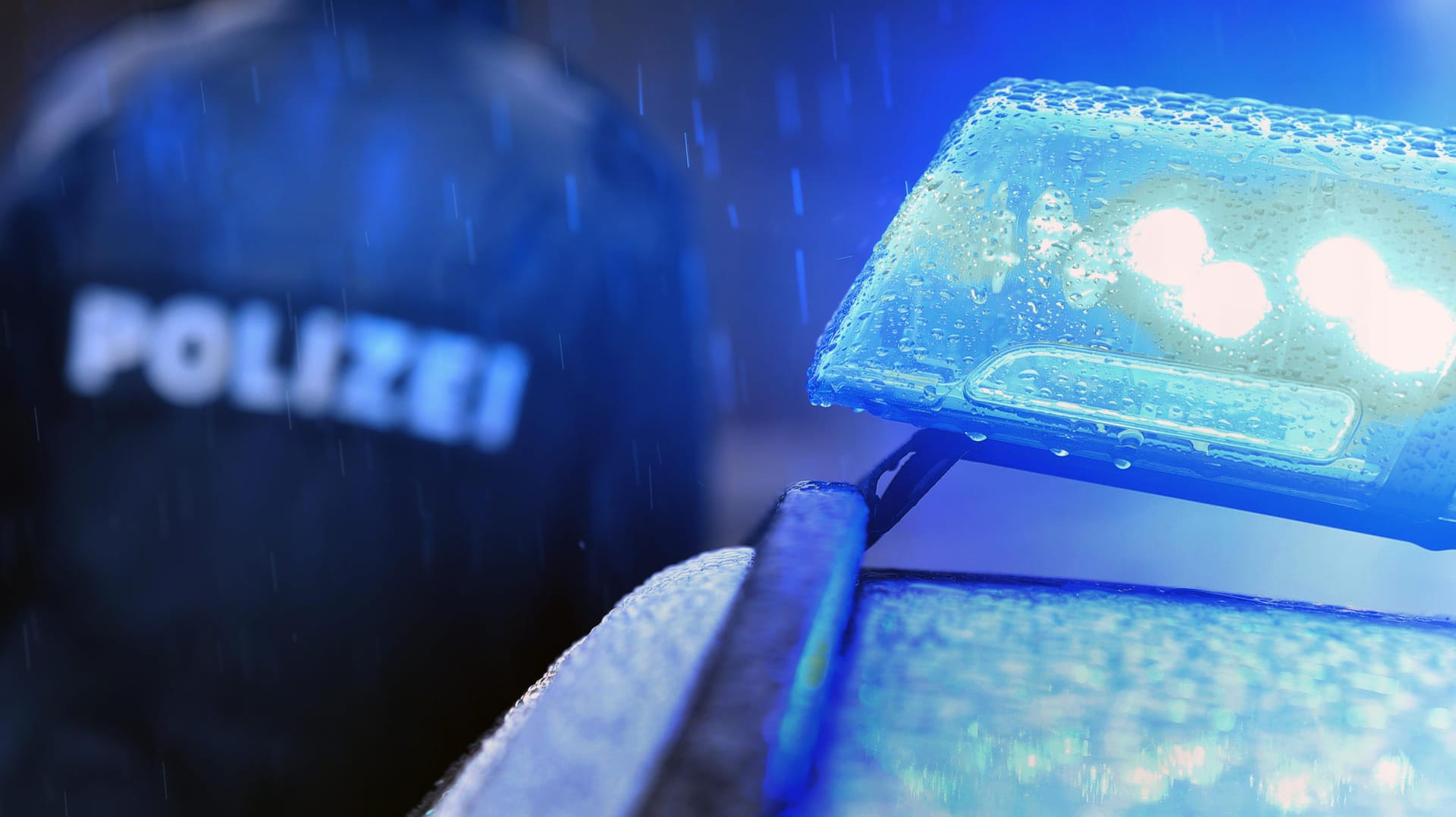 Ein Polizist vor einem Streifenwagen (Symbolbild): Die Polizei ist gegen eine Sprengstoff-Plattform vorgegangen. Ein Polizist vor einem Streifenwagen (Symbolbild): Die Polizei ist gegen eine Sprengstoff-Plattform vorgegangen.