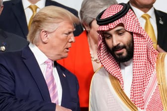 US-Präsident Donald Trump spricht mit dem saudischen Kronprinzen Muhammed bin Salman: Der ehemalige CIA-Agent Robert Baer hält Trumps Schwatzhaftigkeit für ein Sicherheitsrisiko.