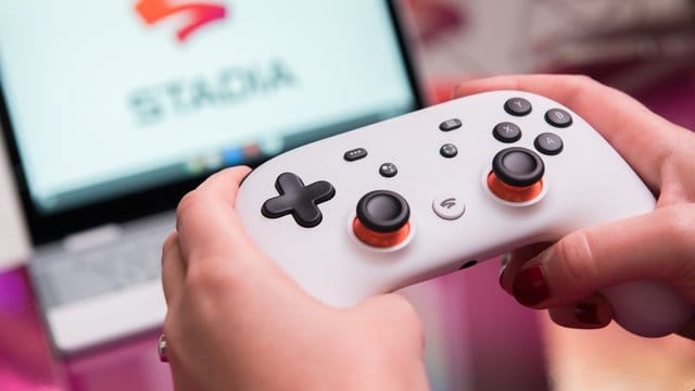Mit Diensten wie Google Stadia sollen auch Spieler mit schwacher eigener Hardware moderne Titel spielen können. Mit Diensten wie Google Stadia sollen auch Spieler mit schwacher eigener Hardware moderne Titel spielen können.