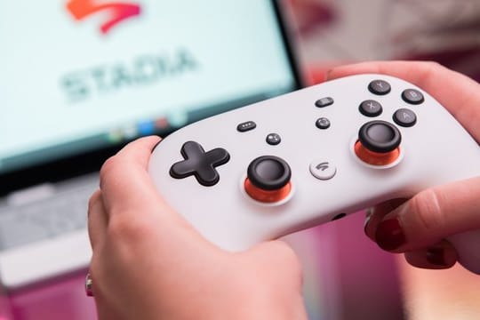Mit Diensten wie Google Stadia sollen auch Spieler mit schwacher eigener Hardware moderne Titel spielen können.