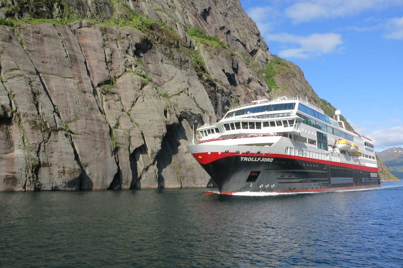 MS Trollfjord: Das Schiff ist eines von dreien der Reederei Hurtigruten, die jetzt umgebaut werden.