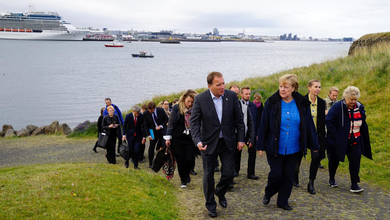 Klimagespräche in Island: Im Vordergrund ist Kanzlerin Merkel mit Schwedens Premierminister Stefan Lofven zu sehen.