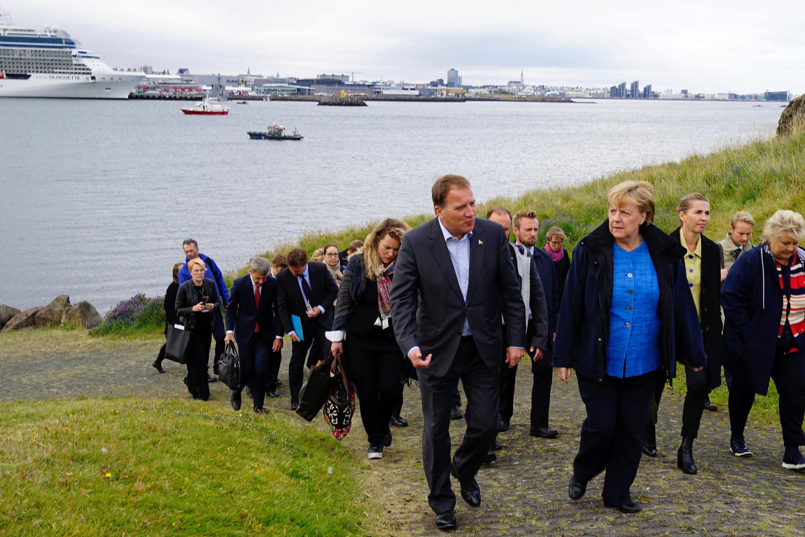 Klimagespräche in Island: Im Vordergrund ist Kanzlerin Merkel mit Schwedens Premierminister Stefan Lofven zu sehen.