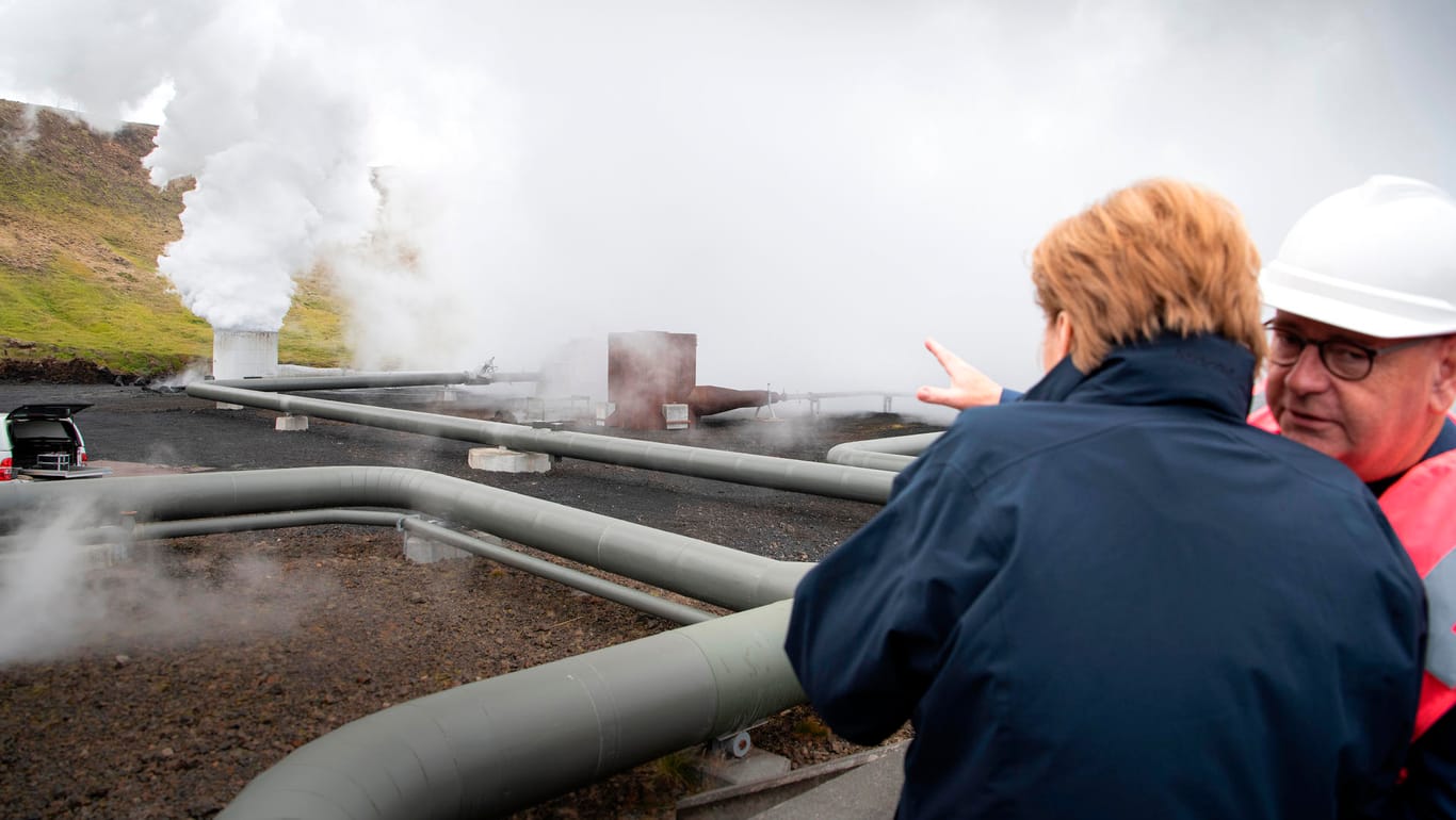 Hellisheidarvirkjun, Island: Der Leiter des Geothermiekraftwerks Hellisheidi, Bjarne Bjarnason, erläutert Bundeskanzlerin Angela Merkel das Bohrloch des Kraftwerks.