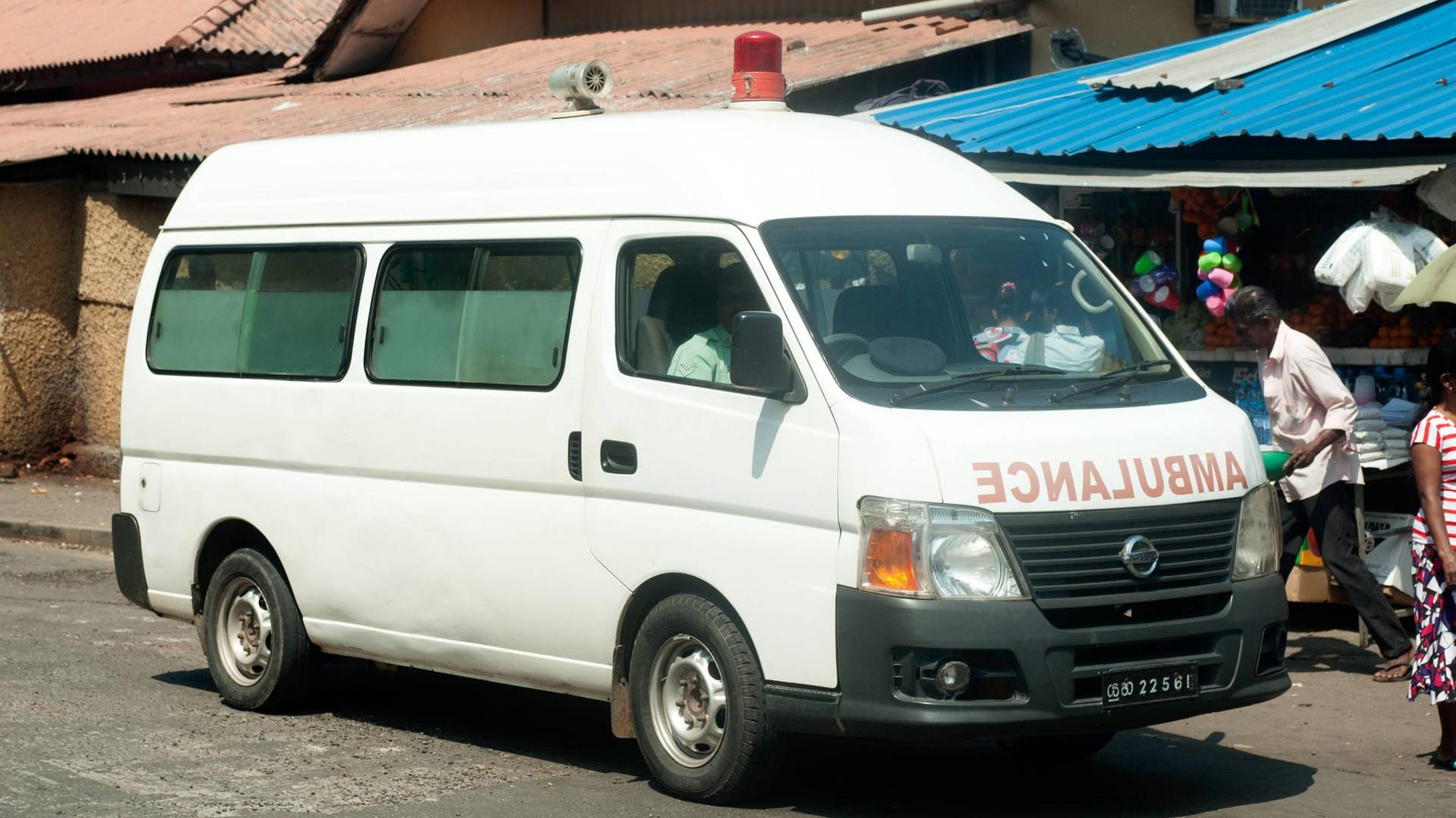 Ein Krankenwagen in Sri Lanka: Bei einem Verkehrsunfall ist beinah eine ganze Familie aus Mülheim ums Leben gekommen. (Symbolfoto) Ein Krankenwagen in Sri Lanka: Bei einem Verkehrsunfall ist beinah eine ganze Familie aus Mülheim ums Leben gekommen. (Symbolfoto)