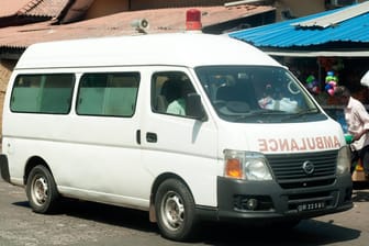 Ein Krankenwagen in Sri Lanka: Bei einem Verkehrsunfall ist beinah eine ganze Familie aus Mülheim ums Leben gekommen. (Symbolfoto)