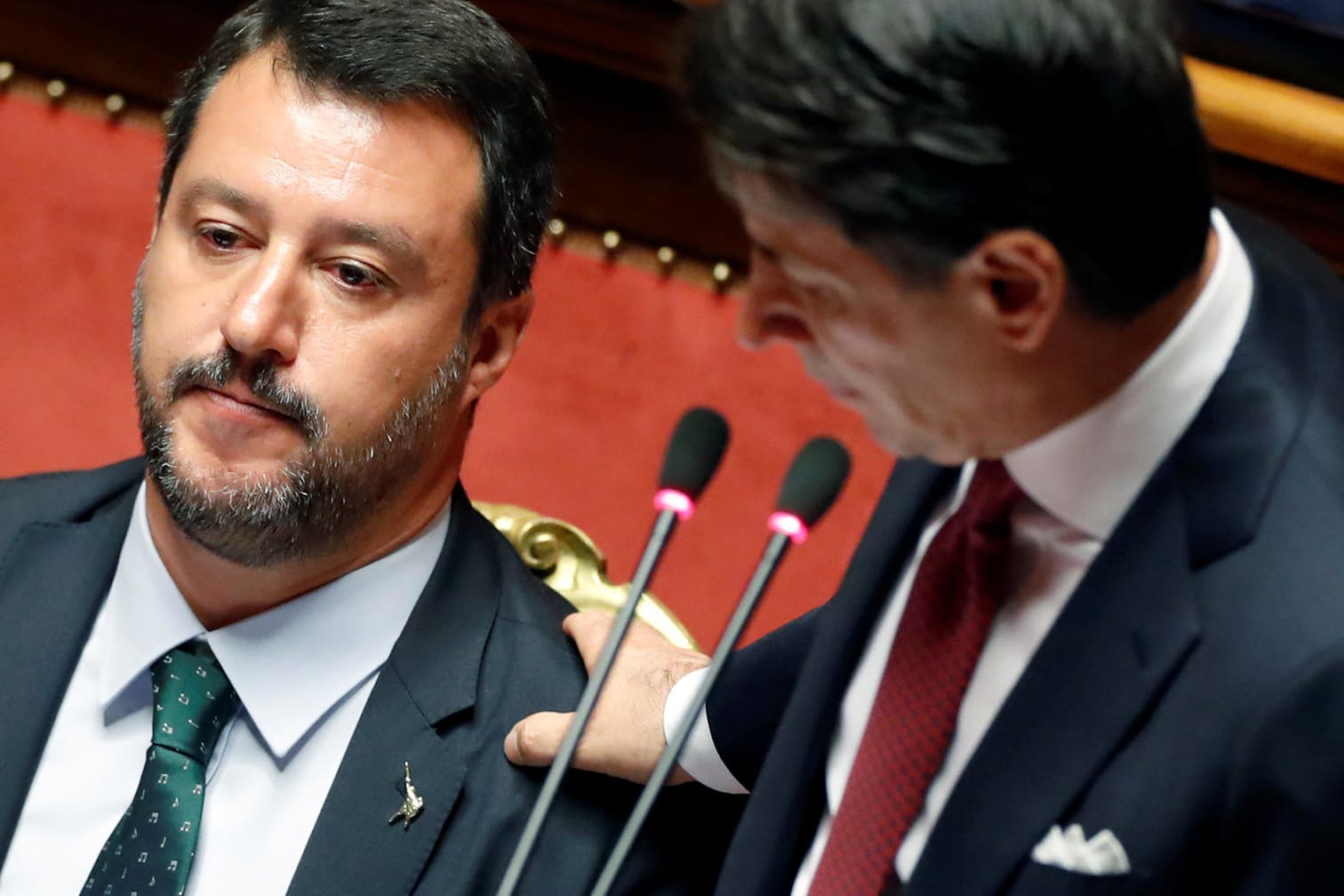 "Lieber Matteo": Matteo Salvini (l.) und Giuseppe Conte am Dienstag im Senat zu Rom.