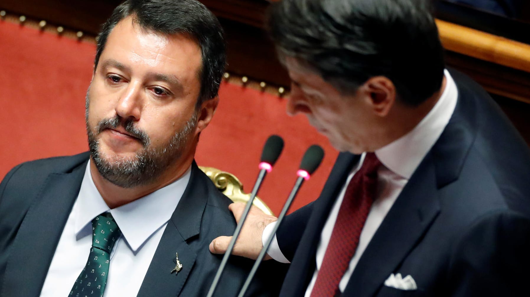 "Lieber Matteo": Matteo Salvini (l.) und Giuseppe Conte am Dienstag im Senat zu Rom. "Lieber Matteo": Matteo Salvini (l.) und Giuseppe Conte am Dienstag im Senat zu Rom.