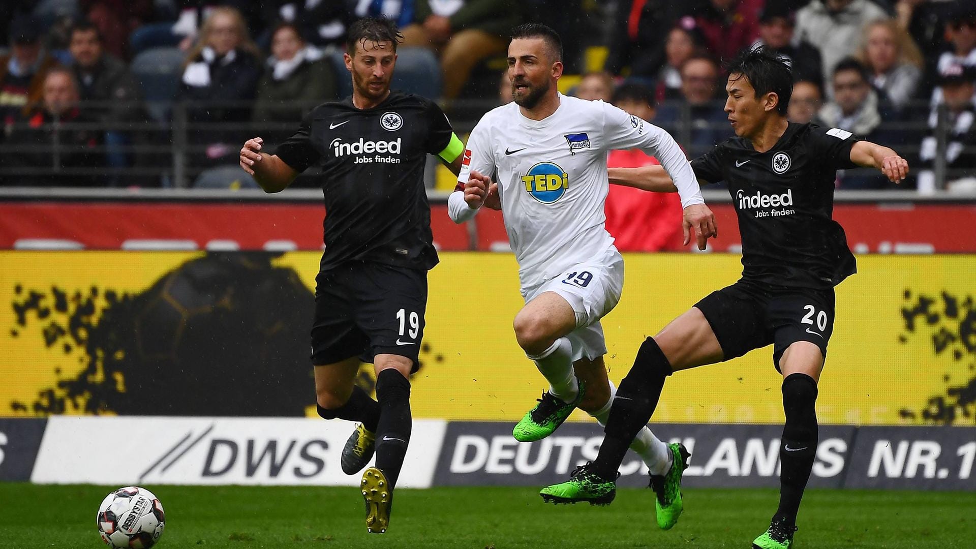 Erfahrung in der Abwehr: David Abraham (l.) und Makoto Hasebe (r., hier gegen Berlins Vedad Ibisevic) gehören zu den wichtigsten Säulen der Eintracht.