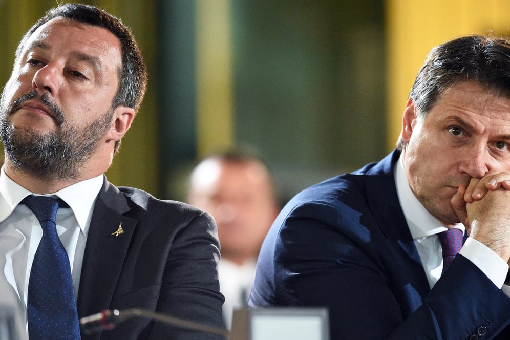 Innenminister Matteo Salvini (l.) und Ministerpräsident Giuseppe Conte: Die Regierungskoalition aus rechtsradikaler Lega und populistischer Fünf-Sterne-Bewegung ist am Ende.