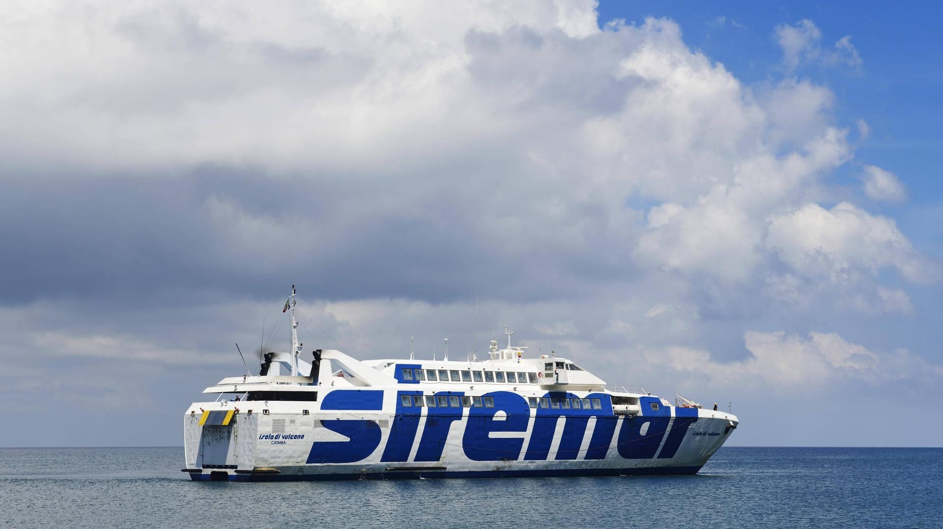 Fährschiff vor den Liparischen Inseln Fährschiff vor den Liparischen Inseln