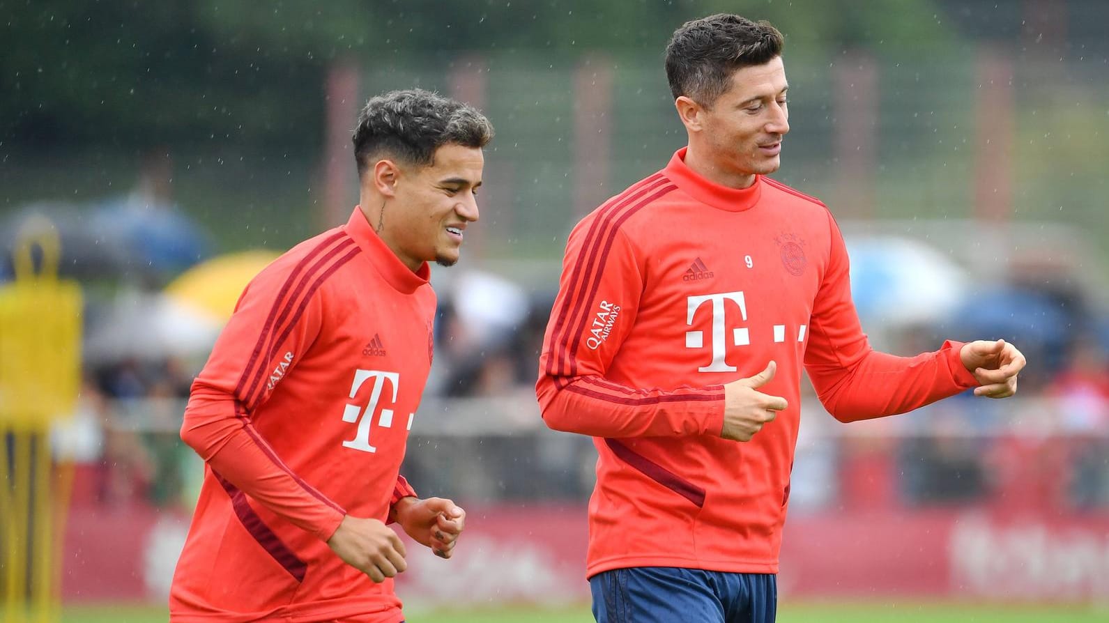 Robert Lewandowski (r.) im Gespräch mit Neuzugang Philippe Coutinho.