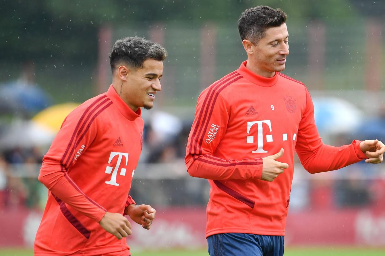 Robert Lewandowski (r.) im Gespräch mit Neuzugang Philippe Coutinho.