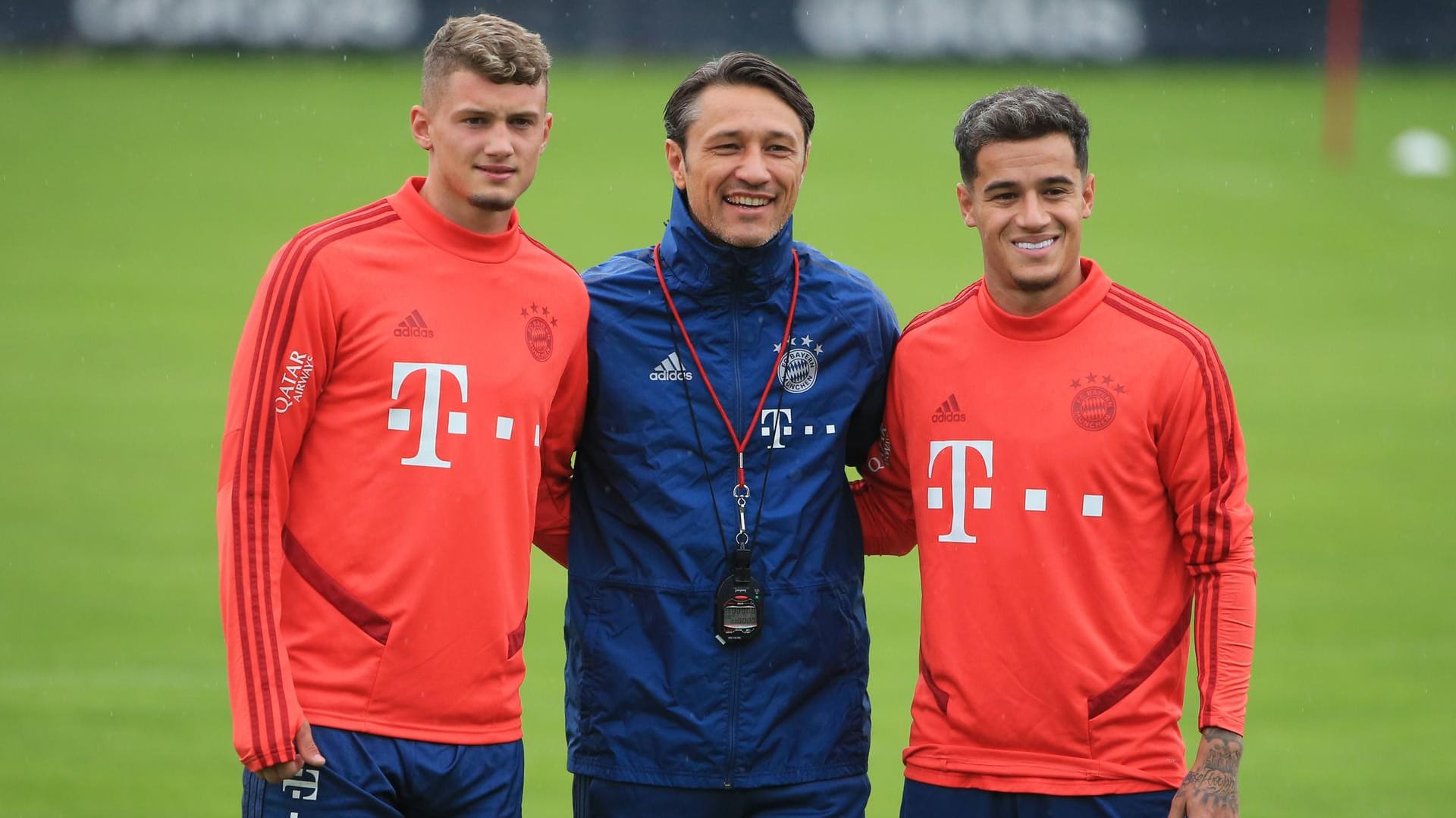 FCB-Trainer Nico Kovac (M.) mit seinen beiden Neuzugängen Philippe Coutinho (r.) und Mickael Cuisance.