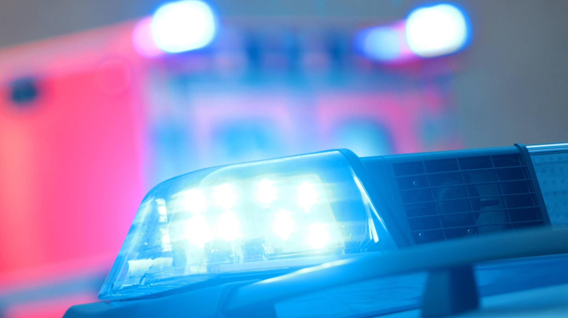 Rettungswagen im Einsatz: Wegen verdacht auf Vergiftung wurden die Betroffenen ins Krankenhaus gebracht. (Symbolfoto) Rettungswagen im Einsatz: Wegen verdacht auf Vergiftung wurden die Betroffenen ins Krankenhaus gebracht. (Symbolfoto)