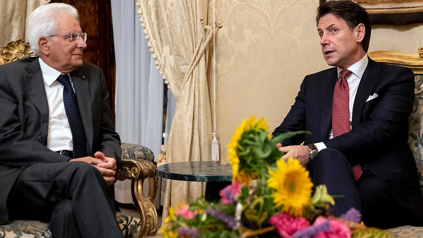 Treffen im Präsidentenpalast der Quirinale: Staatspräsident Sergio Mattarella (l.) hat den Rücktritt von Ministerpräsident Giuseppe Conte angenommen.