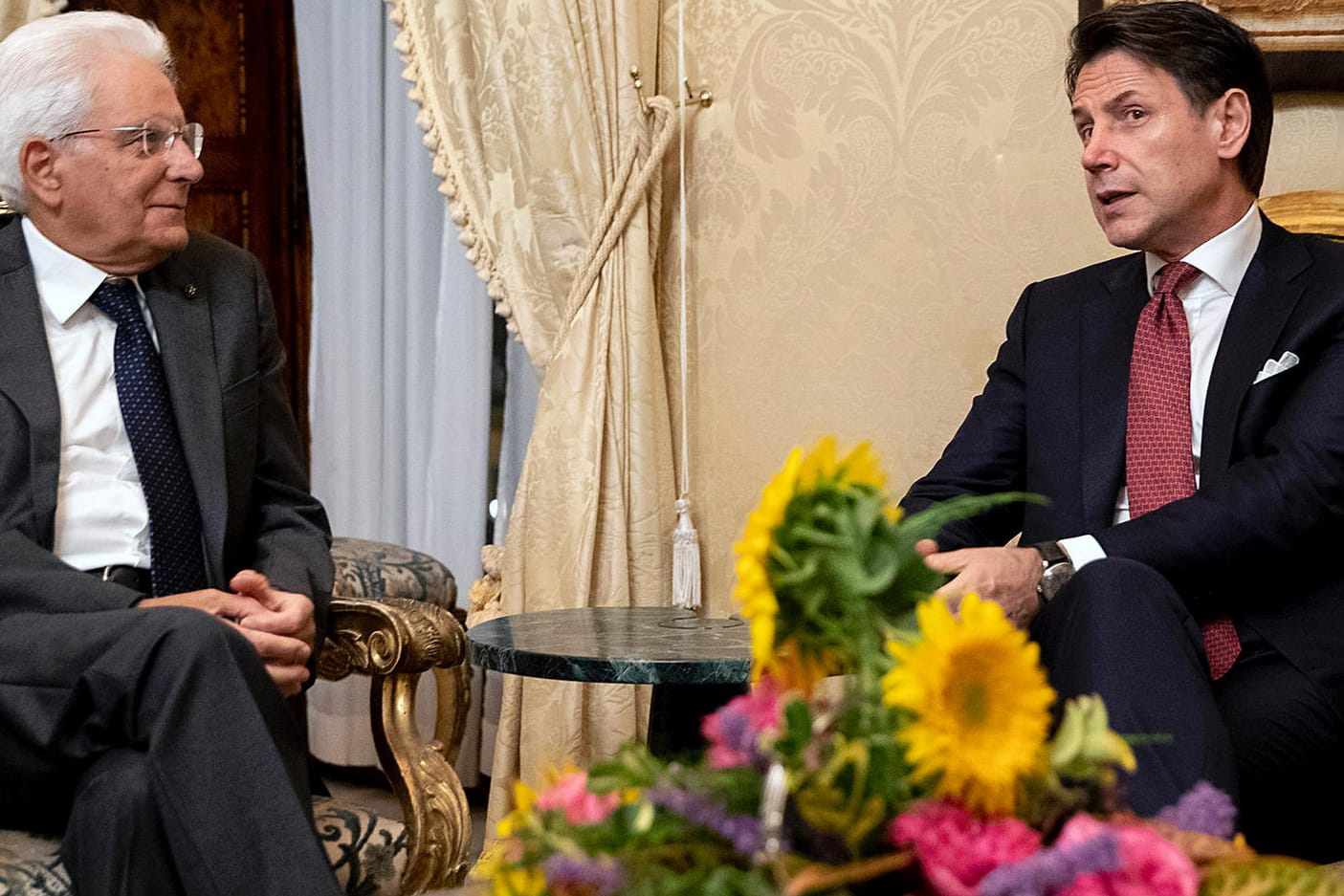 Treffen im Präsidentenpalast der Quirinale: Staatspräsident Sergio Mattarella (l.) hat den Rücktritt von Ministerpräsident Giuseppe Conte angenommen.