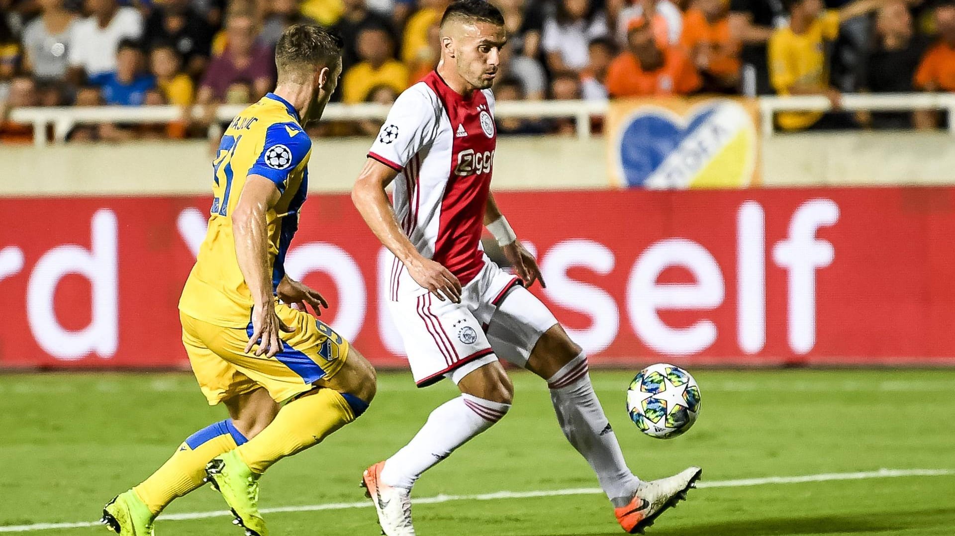 Amsterdams Dusan Tadic (r.) schirmt den Ball gegen Dragan Mihajlovic von Nikosia ab.