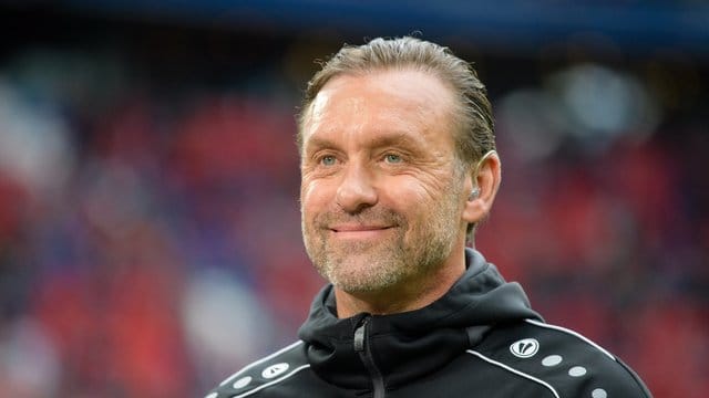 Darf weiter von der Königsklasse träumen: APEOL-Coach Thomas Doll.