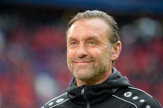 Darf weiter von der Königsklasse träumen: APEOL-Coach Thomas Doll.