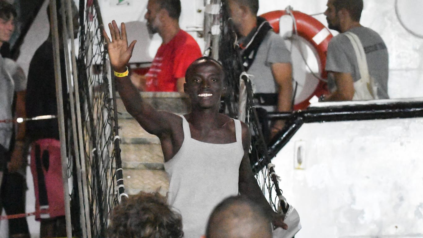 Freude bei den Menschen an Bord von "Open Arms": Das Rettungsschiff ist auf der italienischen Insel Lampedusa angekommen.