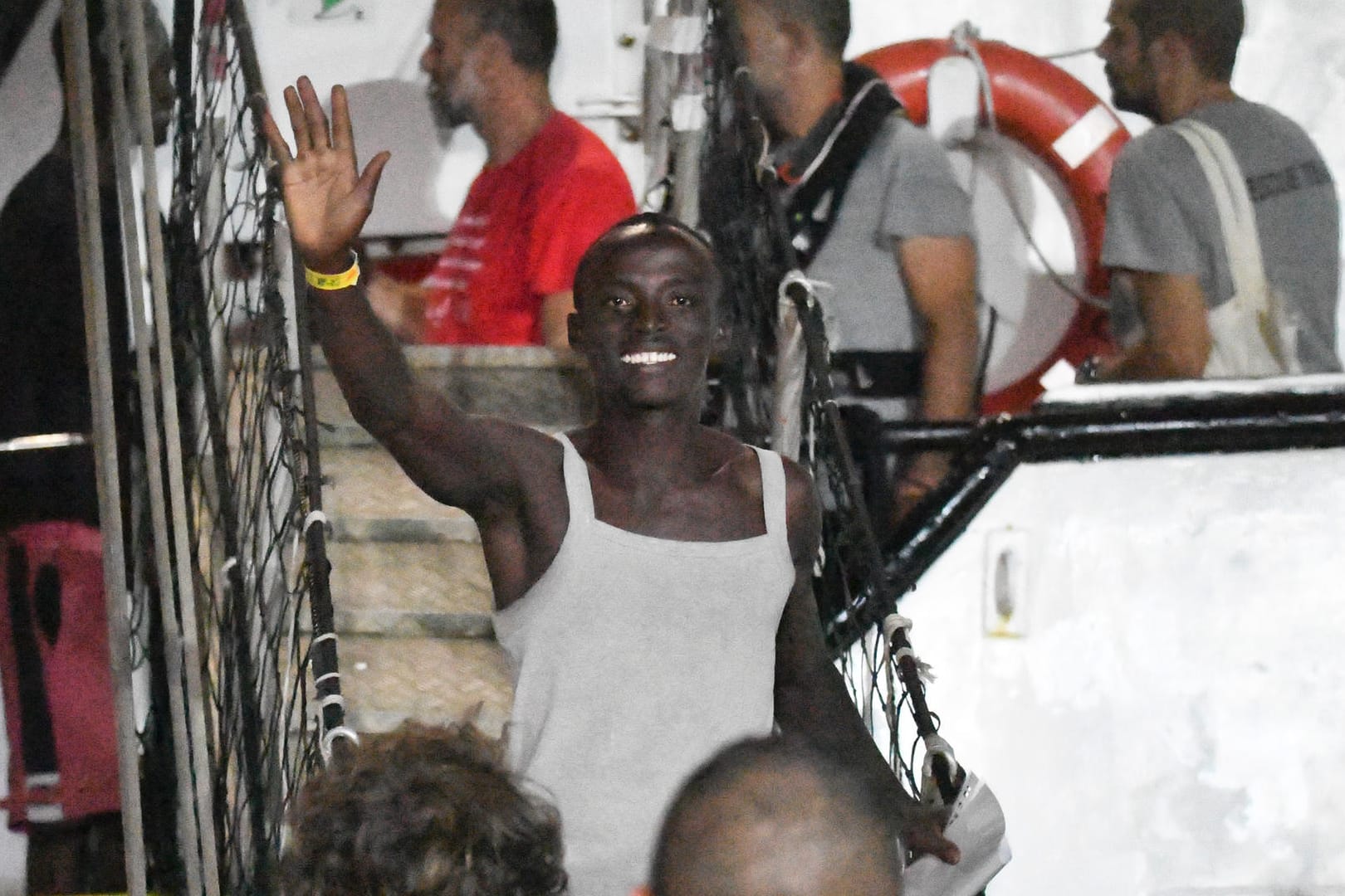 Freude bei den Menschen an Bord von "Open Arms": Das Rettungsschiff ist auf der italienischen Insel Lampedusa angekommen.