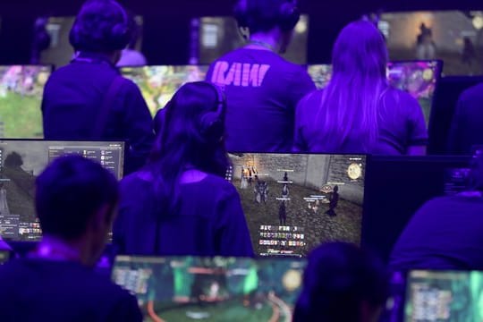 Messebesucher testen auf der Gamescom neue Spiele.