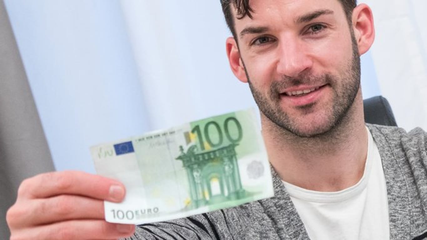 Es müssen nicht immer große Beträge auf einen Schlag sein: Wer jahrelang regelmäßig 100 Euro spart, kann später beachtliche Summen zur Verfügung haben.