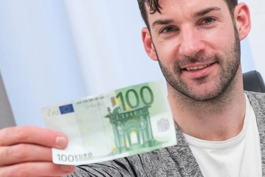 Es müssen nicht immer große Beträge auf einen Schlag sein: Wer jahrelang regelmäßig 100 Euro spart, kann später beachtliche Summen zur Verfügung haben. Es müssen nicht immer große Beträge auf einen Schlag sein: Wer jahrelang regelmäßig 100 Euro spart, kann später beachtliche Summen zur Verfügung haben.