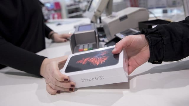 Manche Händler bieten Kunden an, ihren Kauf mit einem Kredit zu finanzieren. Manche Händler bieten Kunden an, ihren Kauf mit einem Kredit zu finanzieren.