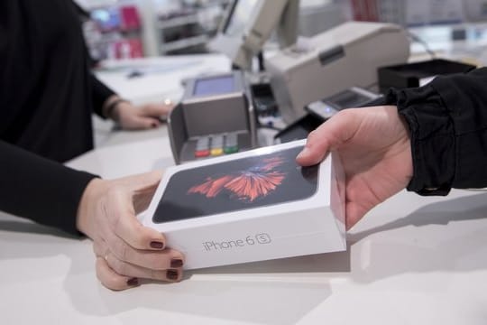 Manche Händler bieten Kunden an, ihren Kauf mit einem Kredit zu finanzieren. Manche Händler bieten Kunden an, ihren Kauf mit einem Kredit zu finanzieren.