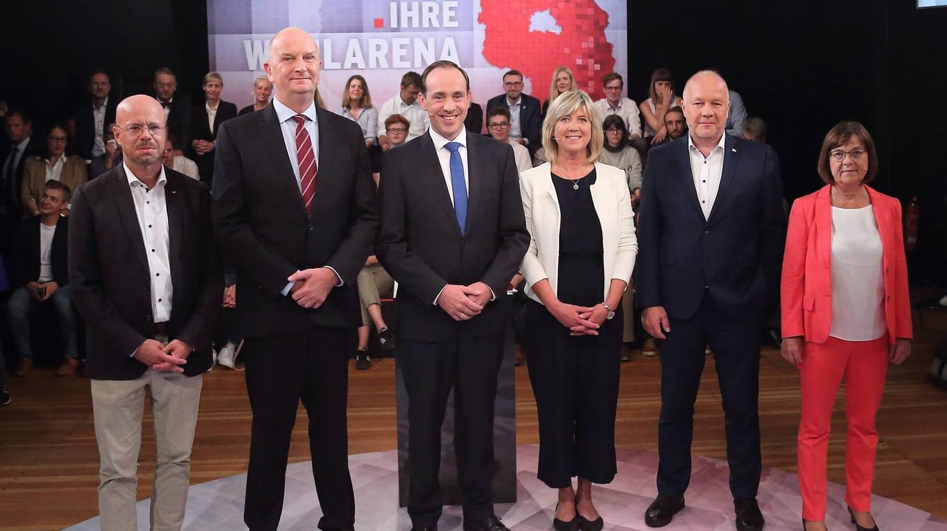 Die Spitzenkandidaten für die Brandenburger Landtagswahl im "Wahlarena"-Studio: Andreas Kalbitz (AfD), Dietmar Woidke (SPD), Ingo Senftleben (CDU), Kathrin Dannenberg (Die Linke), Hans-Peter Goetz (FDP) und Ursula Nonnemacher (Bündnis 90/Die Grünen). Die Spitzenkandidaten für die Brandenburger Landtagswahl im "Wahlarena"-Studio: Andreas Kalbitz (AfD), Dietmar Woidke (SPD), Ingo Senftleben (CDU), Kathrin Dannenberg (Die Linke), Hans-Peter Goetz (FDP) und Ursula Nonnemacher (Bündnis 90/Die Grünen).